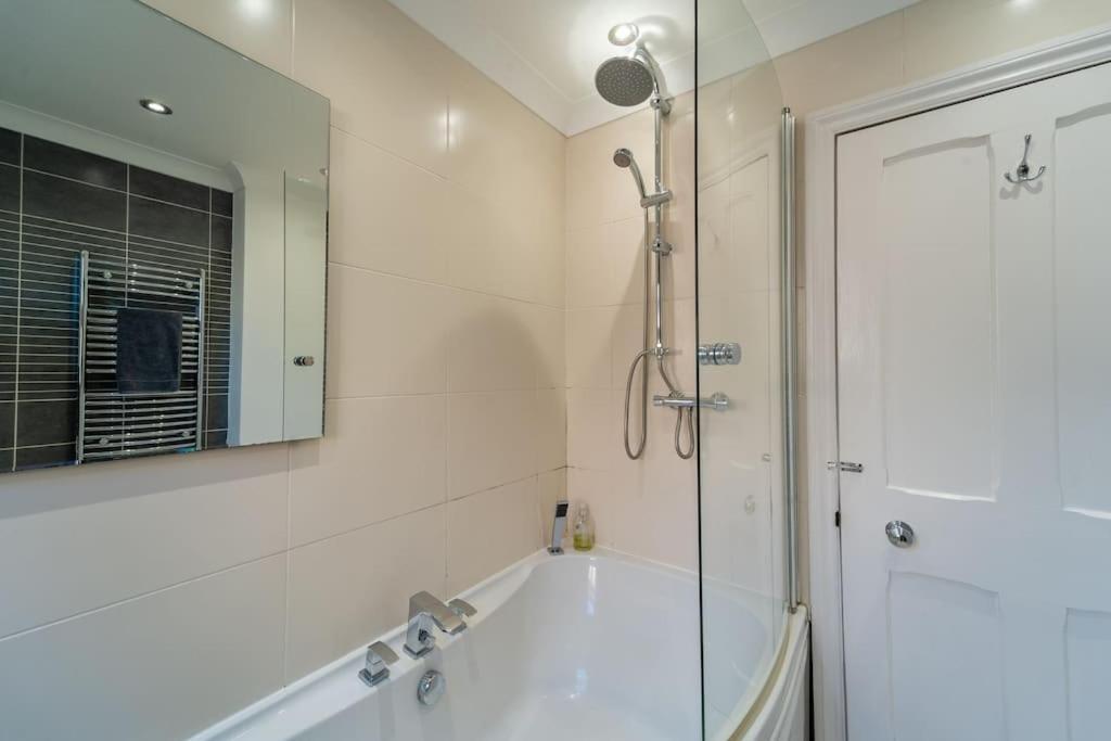 A Beautiful And Stylish 2 Bed Flat Close To Beach Борнмут Екстер'єр фото